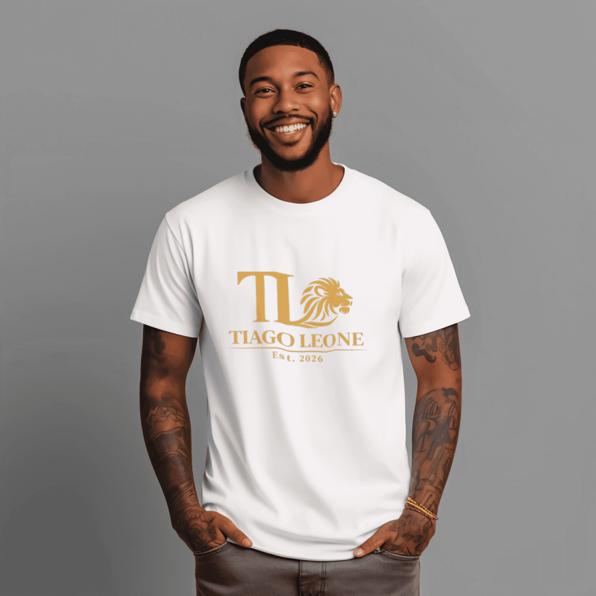 Tiago Leone Essential T-Shirt - Mann im Studio